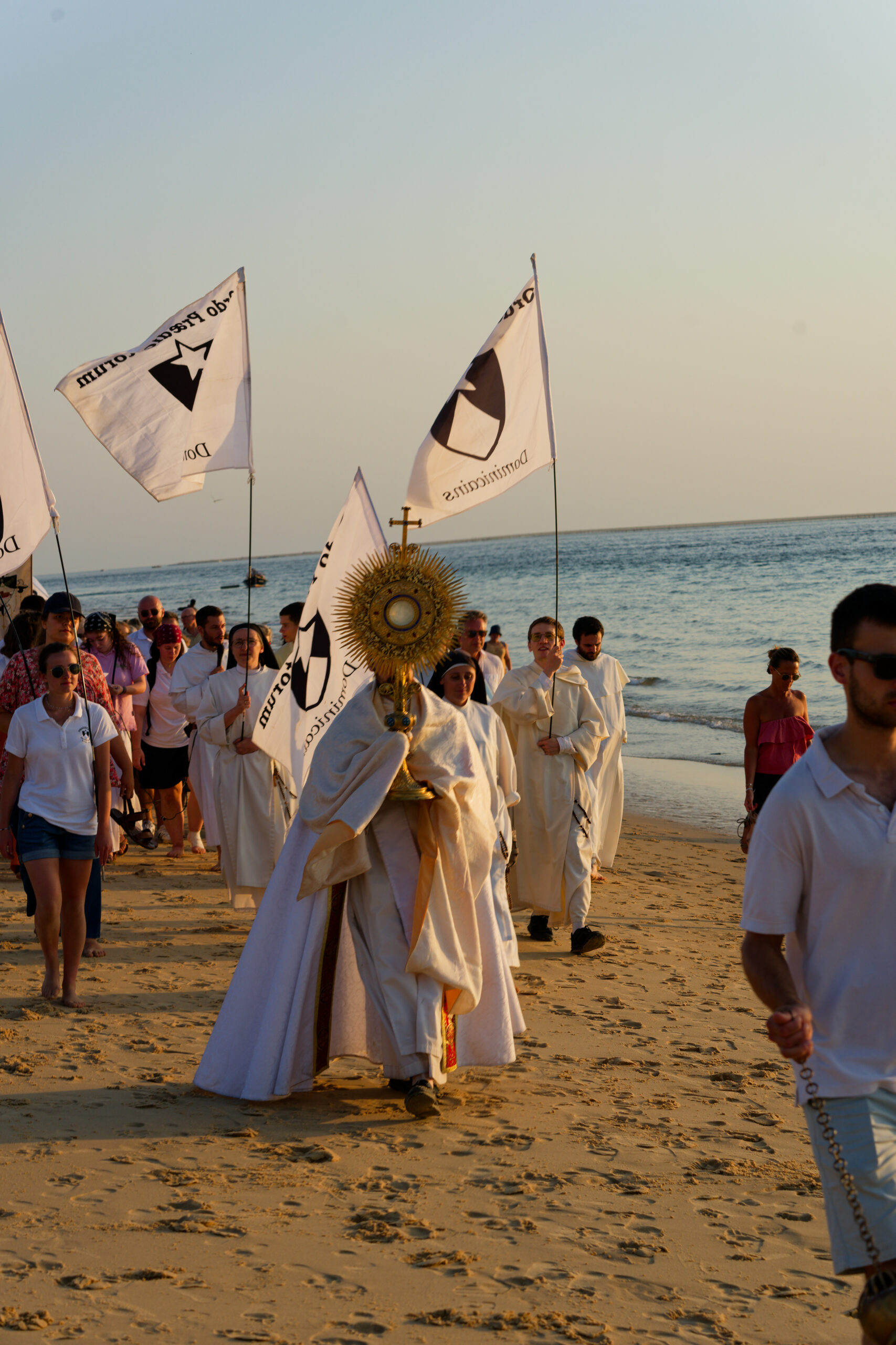Procession eucharistique sur la dune au coucher du soleil