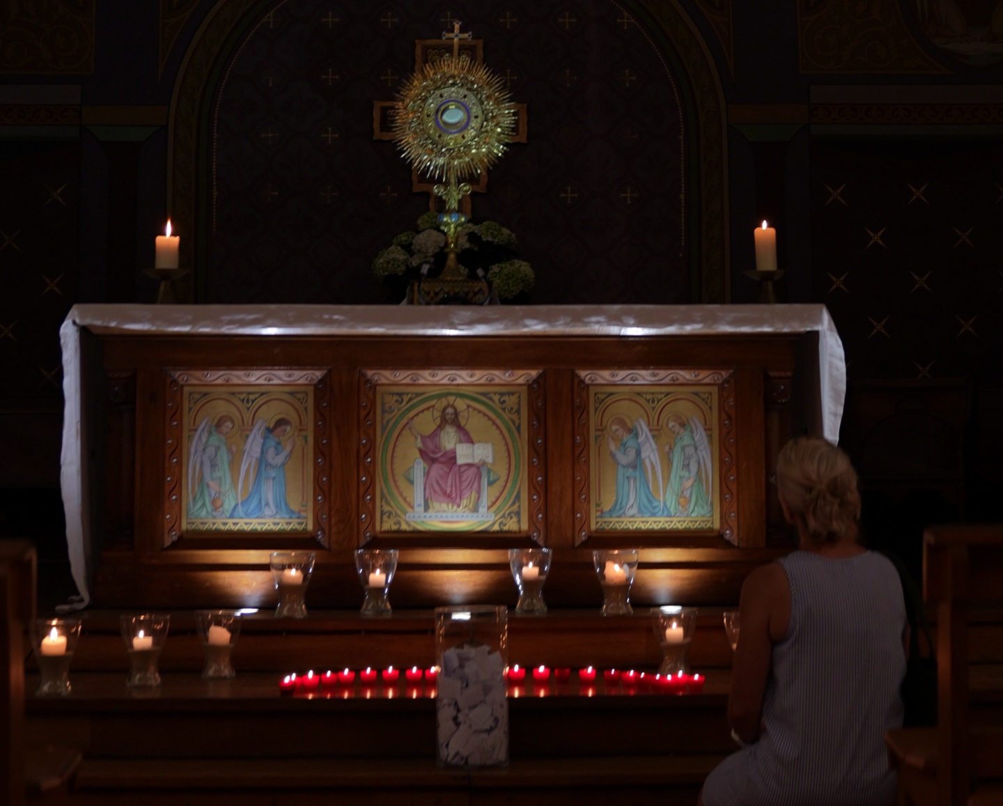 Adoration et confessions pendant la soirée Miséricorde